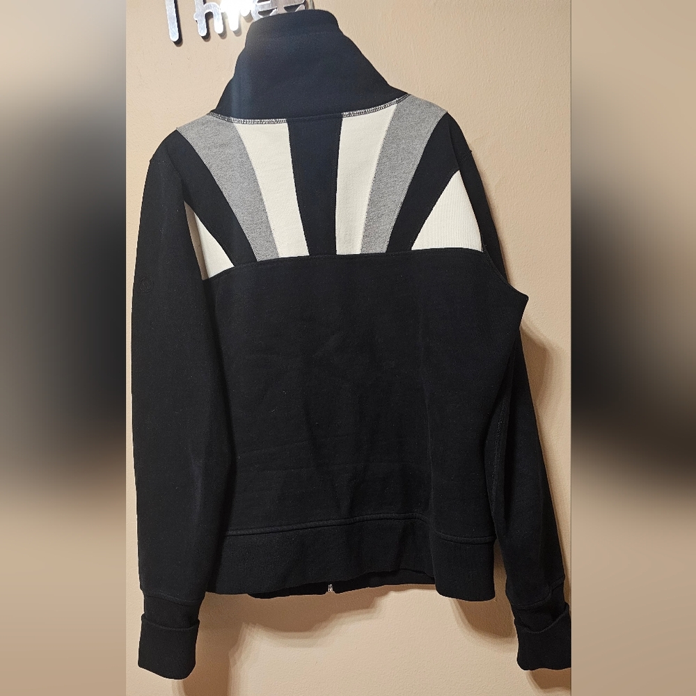 Lululemon Igloo Sunrise Black Jacket Sweater Size 12. Pockets Rare